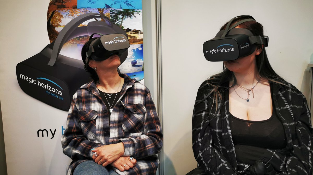 Frauen mit einer VR-Brille