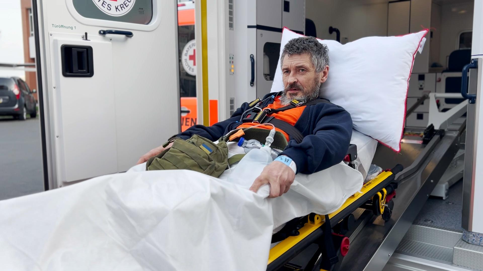 Ein ukrainischer Soldat kommt an der Regensburger Uniklinik an