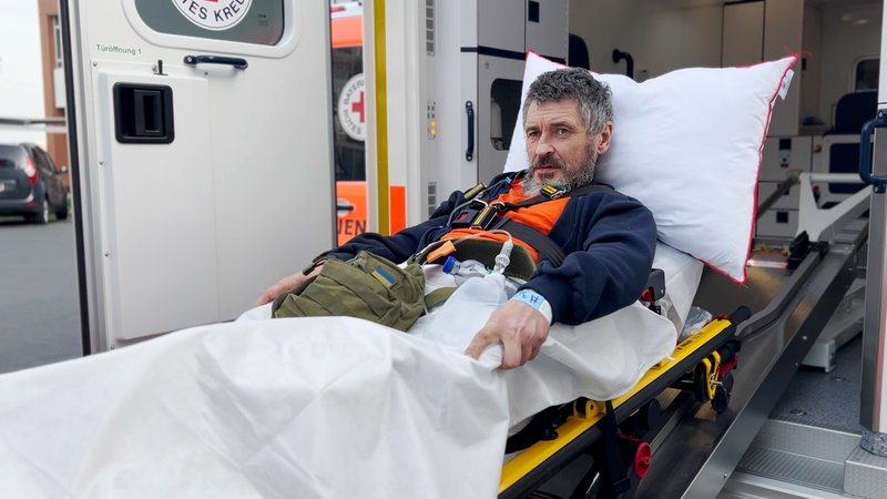 Ein ukrainischer Soldat kommt an der Regensburger Uniklinik an