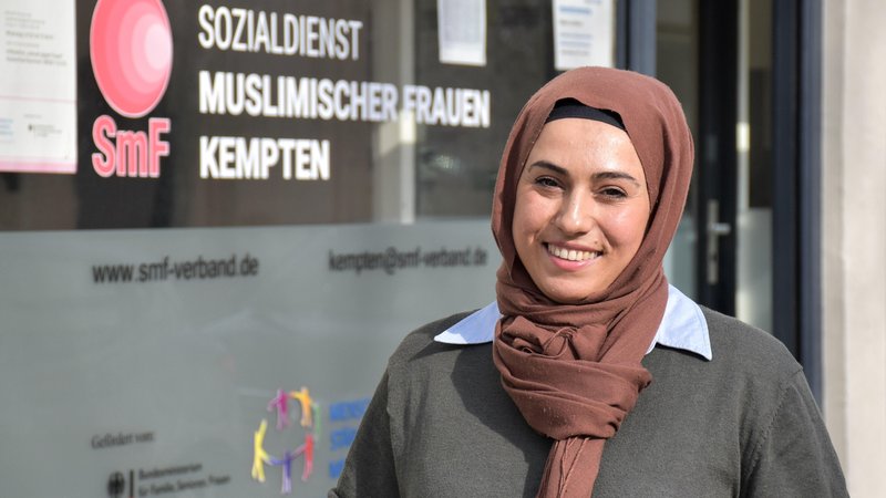 Ayla Inan ist Vorsitzende des Sozialdienstes muslimischer Frauen Kempten. | Bild: picture alliance / KNA | Christopher Beschnitt Ayla Inan ist Vorsitzende des Sozialdienstes muslimischer Frauen Kempten.