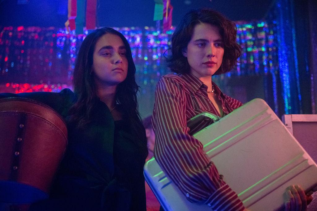 Margaret Qualley (r) als Jamie und Geraldine Viswanathan als Marian in einer Szene des Films «Drive-Away Dolls» (undatierte Filmszene). Der Film kommt am 07.03.2024 in die deutschen Kinos. (zu dpa-Kinostarts) Foto: Wilson Webb/Universal Pictures/dpa - ACHTUNG: Nur zur redaktionellen Verwendung im Zusammenhang mit einer Berichterstattung über den Film und nur mit vollständiger Nennung des vorstehenden Credits +++ dpa-Bildfunk +++