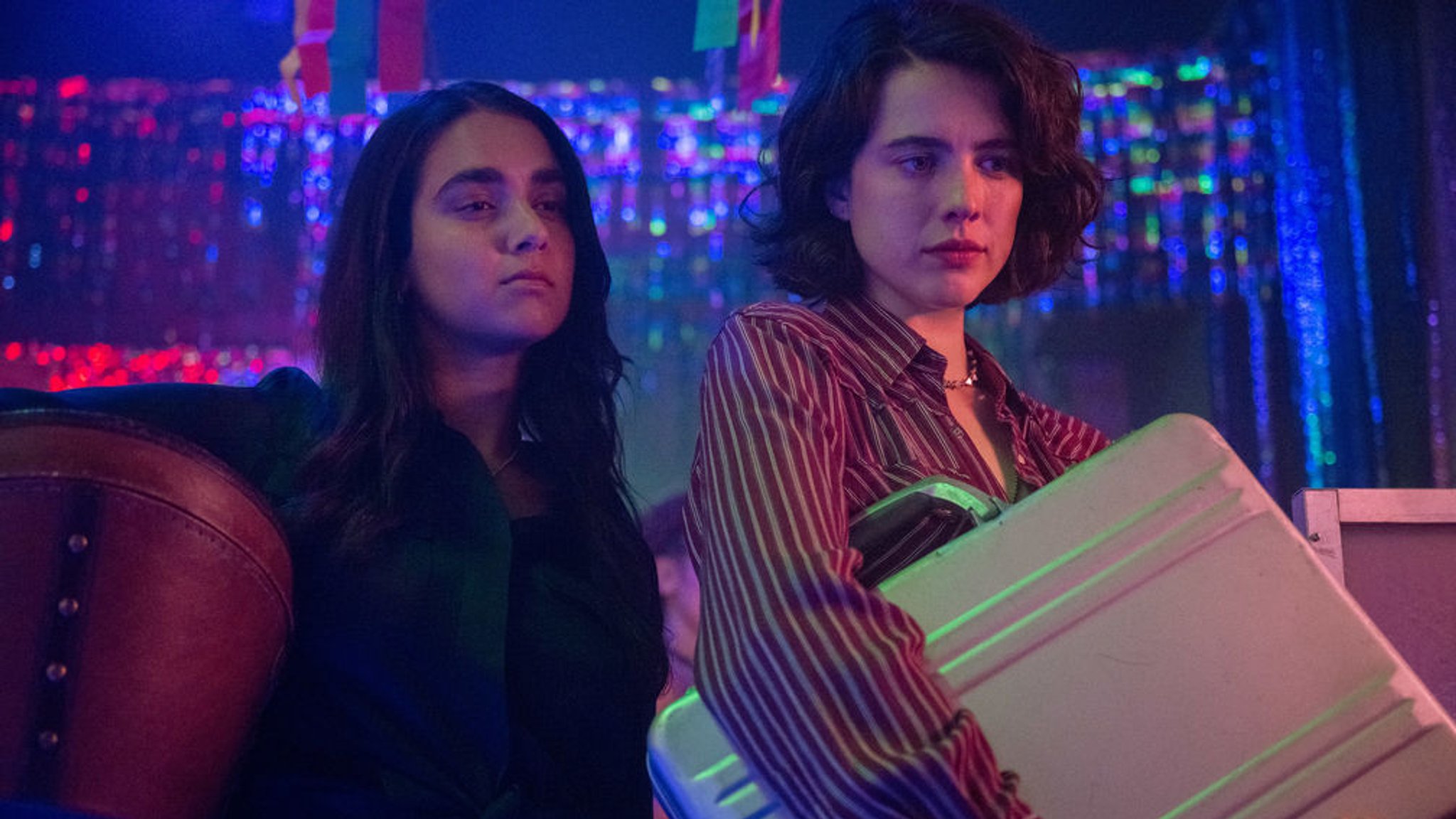 Margaret Qualley (r) als Jamie und Geraldine Viswanathan als Marian in einer Szene des Films «Drive-Away Dolls» (undatierte Filmszene). Der Film kommt am 07.03.2024 in die deutschen Kinos. (zu dpa-Kinostarts) Foto: Wilson Webb/Universal Pictures/dpa - ACHTUNG: Nur zur redaktionellen Verwendung im Zusammenhang mit einer Berichterstattung über den Film und nur mit vollständiger Nennung des vorstehenden Credits +++ dpa-Bildfunk +++