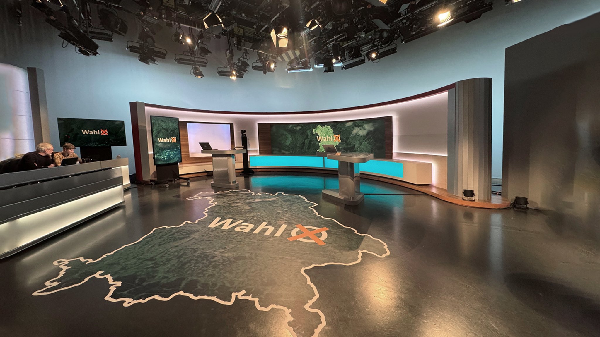 Zur Kommunalwahl in Bayern öffnet der Bayerische Rundfunk wieder sein Wahlstudio und liefert aktuelle Informationen aus den Regionen. 