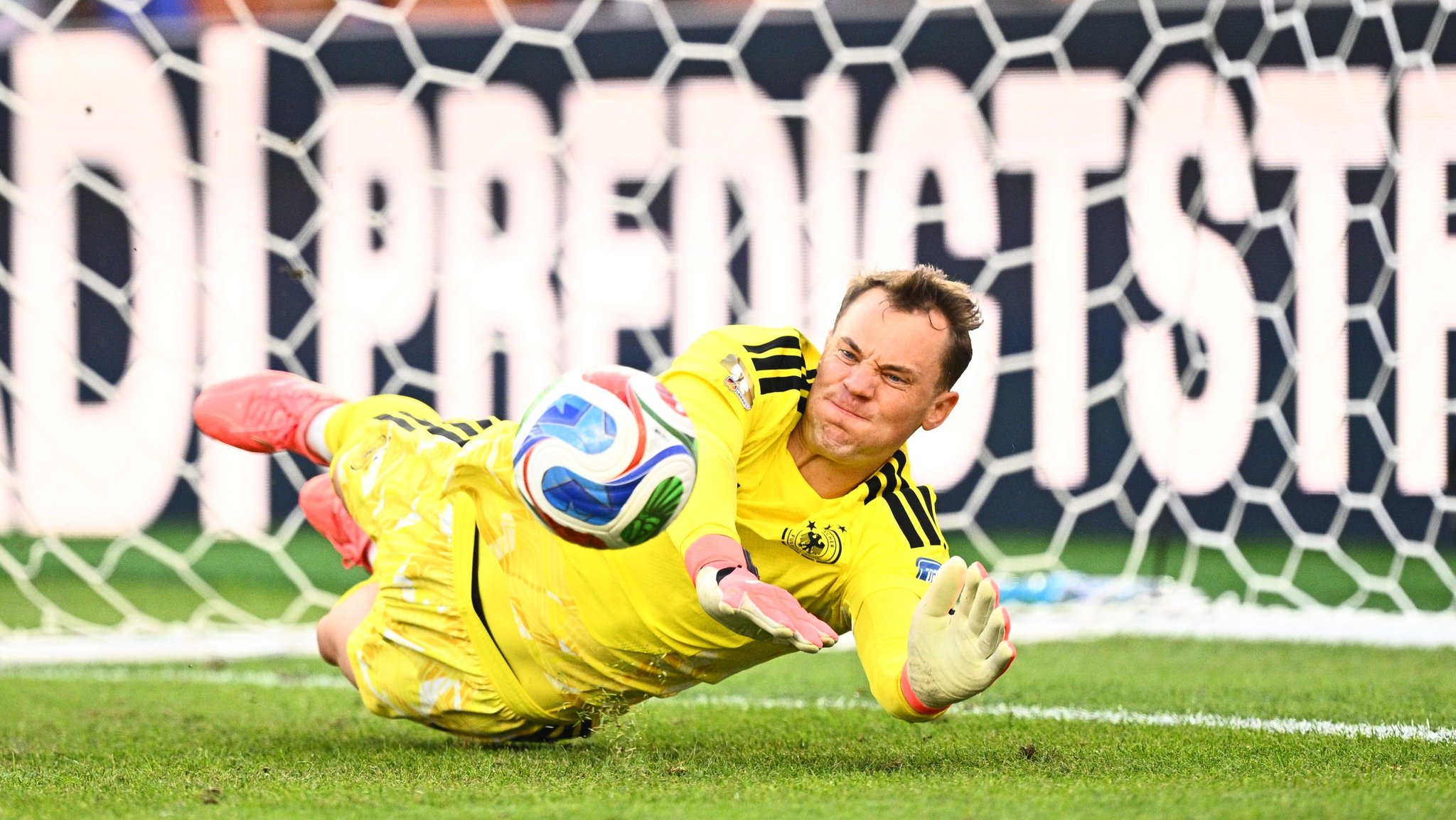 Ein Torwart hält den Ball. Im Hintergrund steht eine Werbebande | Bild: picture alliance/dpa/Tom Weller Ein Torwart hält den Ball. Im Hintergrund steht eine Werbebande