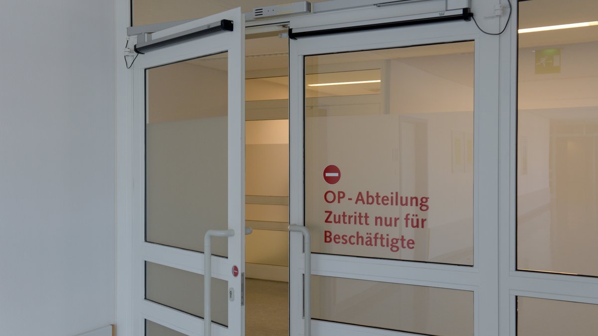 In der Donau-Ries Klinik steht die Tür zum OP-Bereich ein Stück weit offen. 