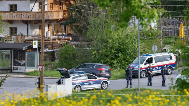 Polizei in der Nähe des Tatorts | Bild: picture alliance / FRANZ NEUMAYR / APA / picturedesk.com | FRANZ NEUMAYR Polizei in der Nähe des Tatorts