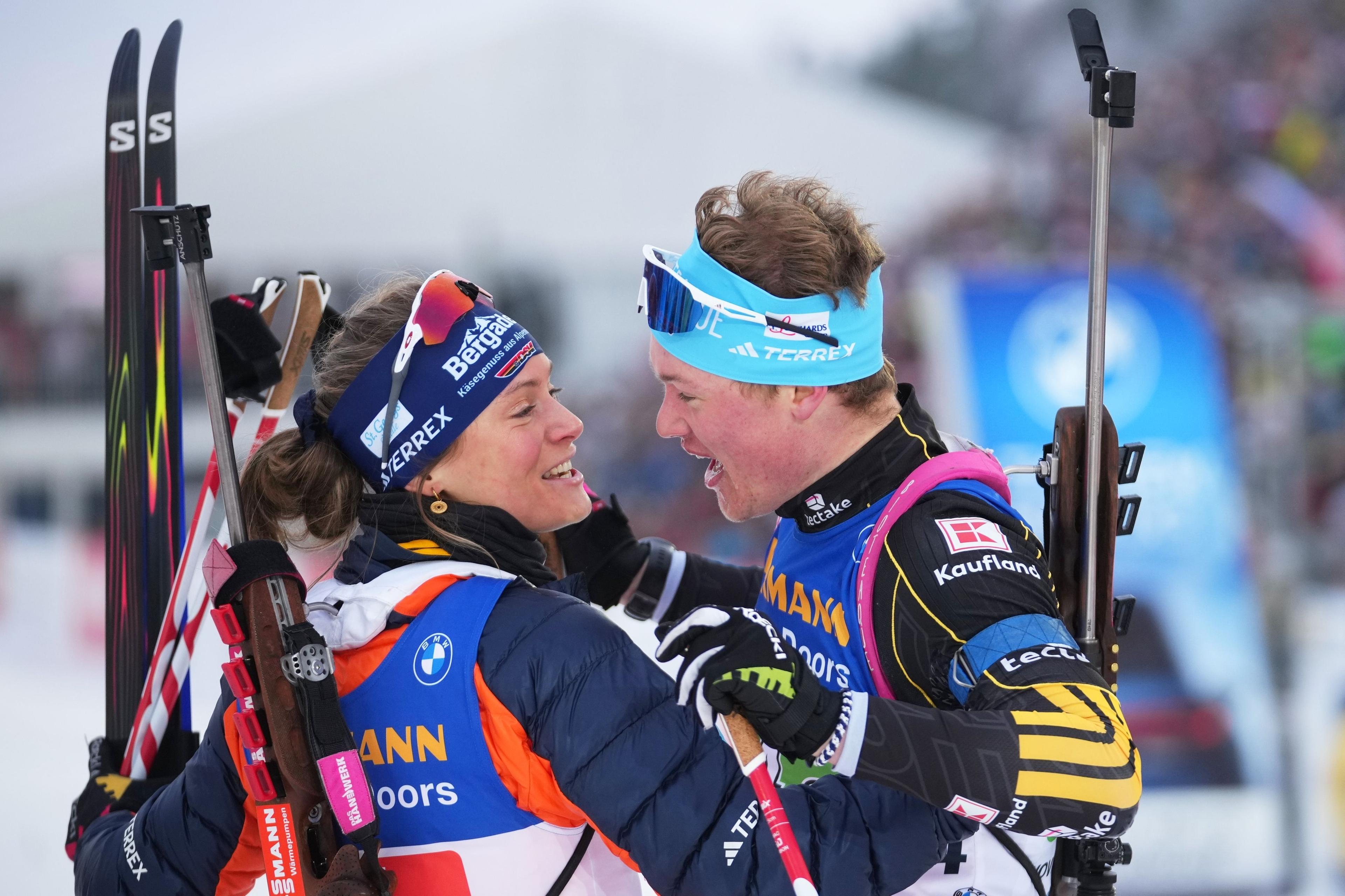 24.01.2026, Tschechien, Nove Mesto na Morave: Biathlon: Weltcup, Einzel-Staffel, Mixed. Leonhard Pfund (r) und Marlene Fichtner aus Deutschland umarmen sich nach dem Sieg in der Mixed-Staffel. Foto: Petr David Josek/AP/dpa +++ dpa-Bildfunk +++