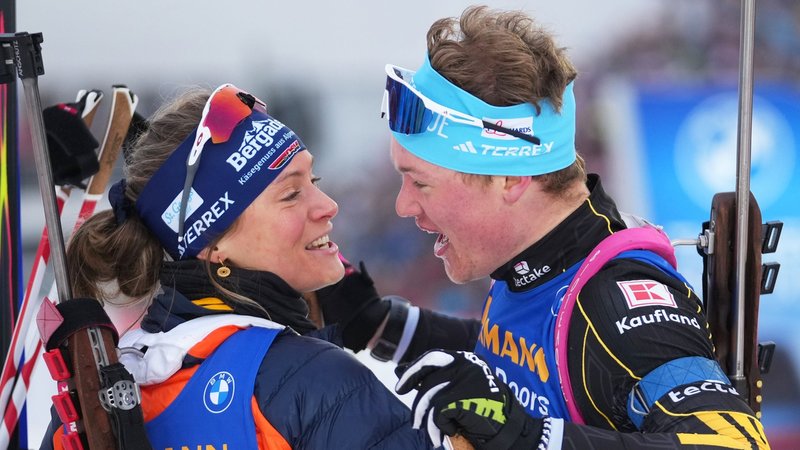 24.01.2026, Tschechien, Nove Mesto na Morave: Biathlon: Weltcup, Einzel-Staffel, Mixed. Leonhard Pfund (r) und Marlene Fichtner aus Deutschland umarmen sich nach dem Sieg in der Mixed-Staffel. Foto: Petr David Josek/AP/dpa +++ dpa-Bildfunk +++ | Bild: dpa-Bildfunk/Petr David Josek 24.01.2026, Tschechien, Nove Mesto na Morave: Biathlon: Weltcup, Einzel-Staffel, Mixed. Leonhard Pfund (r) und Marlene Fichtner aus Deutschland umarmen sich nach dem Sieg in der Mixed-Staffel. Foto: Petr David Josek/AP/dpa +++ dpa-Bildfunk +++