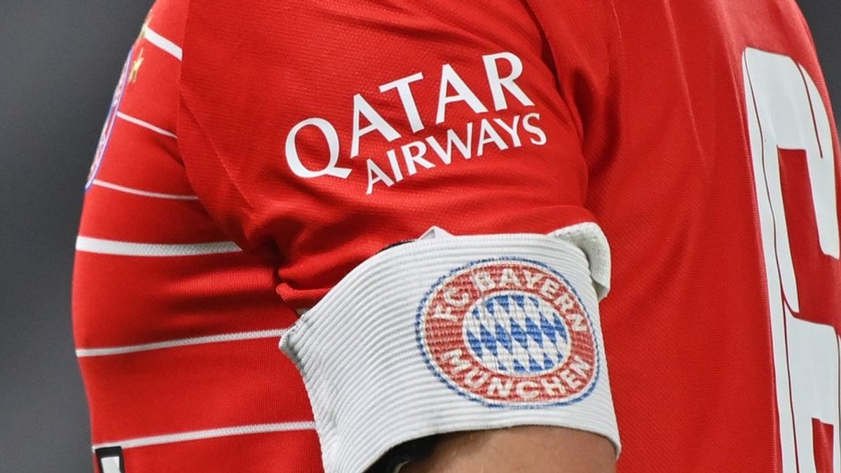 Der Qatar-Airways-Schriftzug auf dem Trikot des FC Bayern München