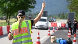 Vor G7 Gipfel - Polizeikontrolle | Bild:picture alliance/dpa | Angelika Warmuth