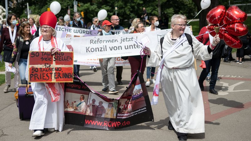 Gisela Forster (l) und Regina Ladewig, die sich vor Jahren im europäischen Ausland zur Bischöfin und zur Diakonin weihen ließen und deswegen exkommuniziert wurden, nehmen beim Katholikentag an einer Demonstration teil.
