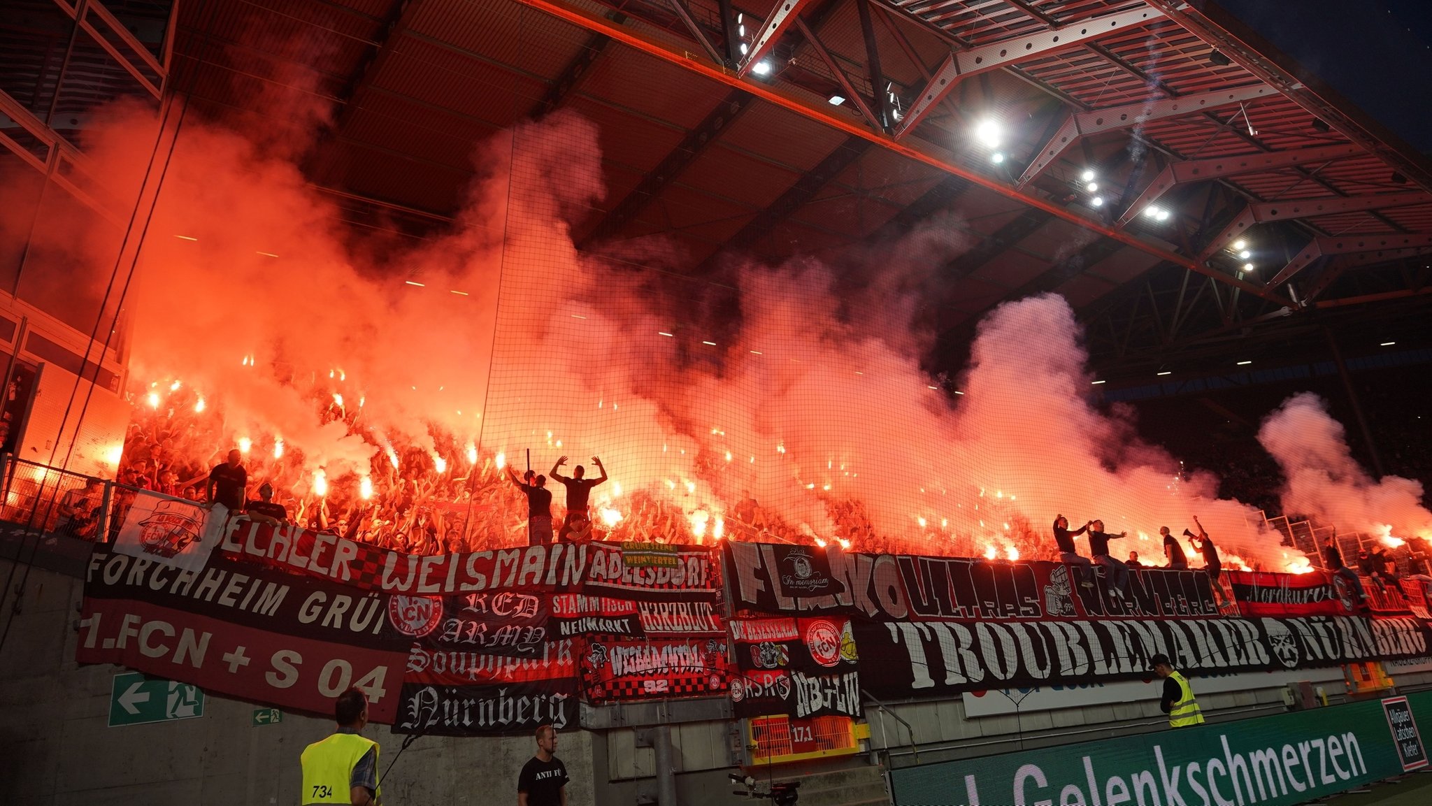 Fankurve des 1. FC Nürnberg im Auswärtsspiel beim 1. FC Kaiserslautern