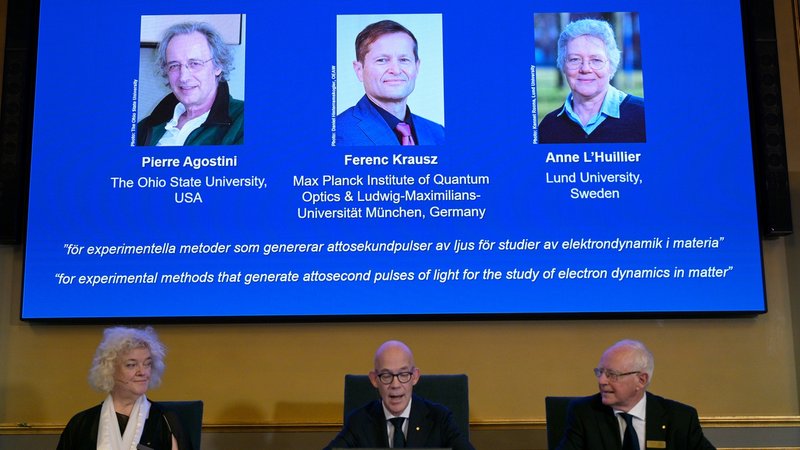 Physik-Nobelpreis geht an drei Teilchenforscher.