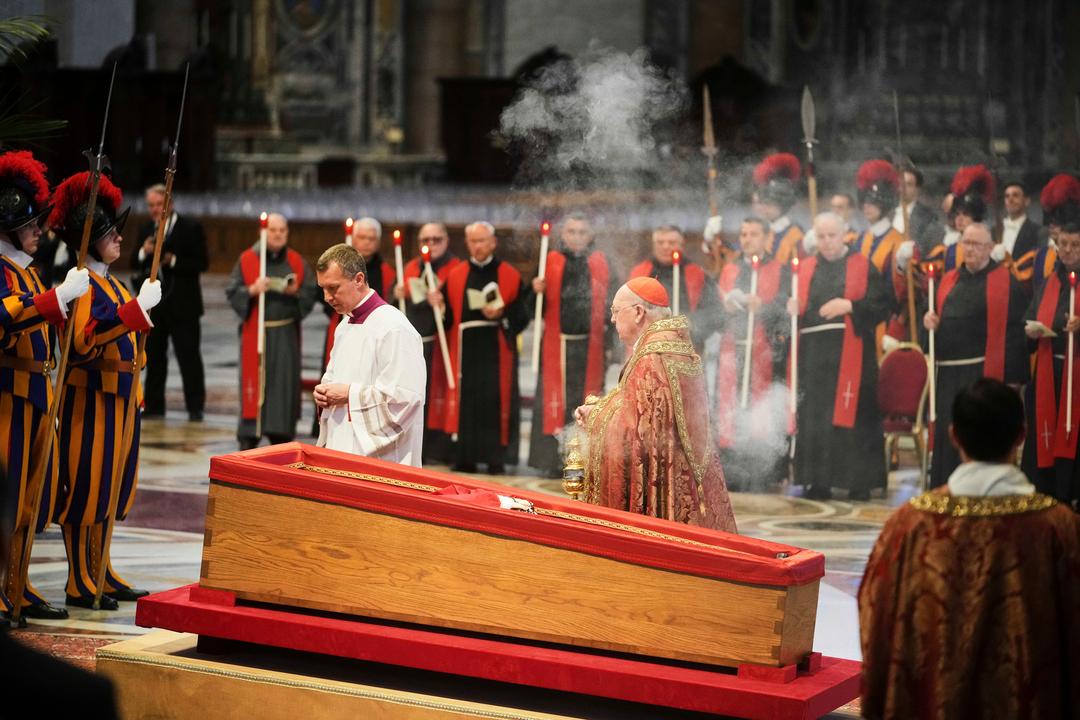 23.04.2025, Vatikan, Vatikanstadt: Kardinal Camerlengo Kevin Joseph Farrell (M, r.) verteilt Weihrauch um den Leichnam von Papst Franziskus im Petersdom wo dieser drei Tage lang ruhen wird.