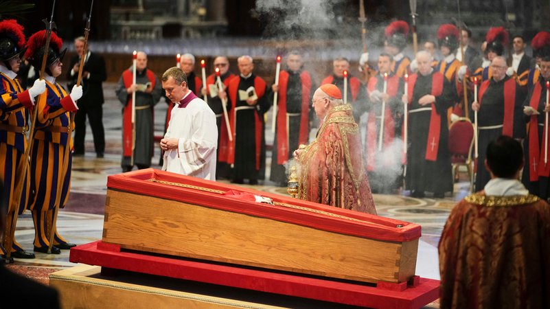 23.04.2025, Vatikan, Vatikanstadt: Kardinal Camerlengo Kevin Joseph Farrell (M, r.) verteilt Weihrauch um den Leichnam von Papst Franziskus im Petersdom wo dieser drei Tage lang ruhen wird. | Bild: dpa-Bildfunk/Alessandra Tarantino 23.04.2025, Vatikan, Vatikanstadt: Kardinal Camerlengo Kevin Joseph Farrell (M, r.) verteilt Weihrauch um den Leichnam von Papst Franziskus im Petersdom wo dieser drei Tage lang ruhen wird.
