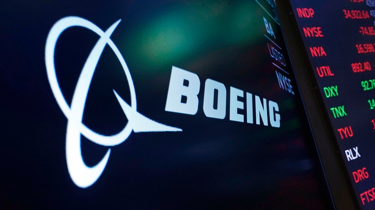 Das Logo von Boeing erscheint auf einem Bildschirm über einem Handelsposten auf dem Parkett der New Yorker Börse