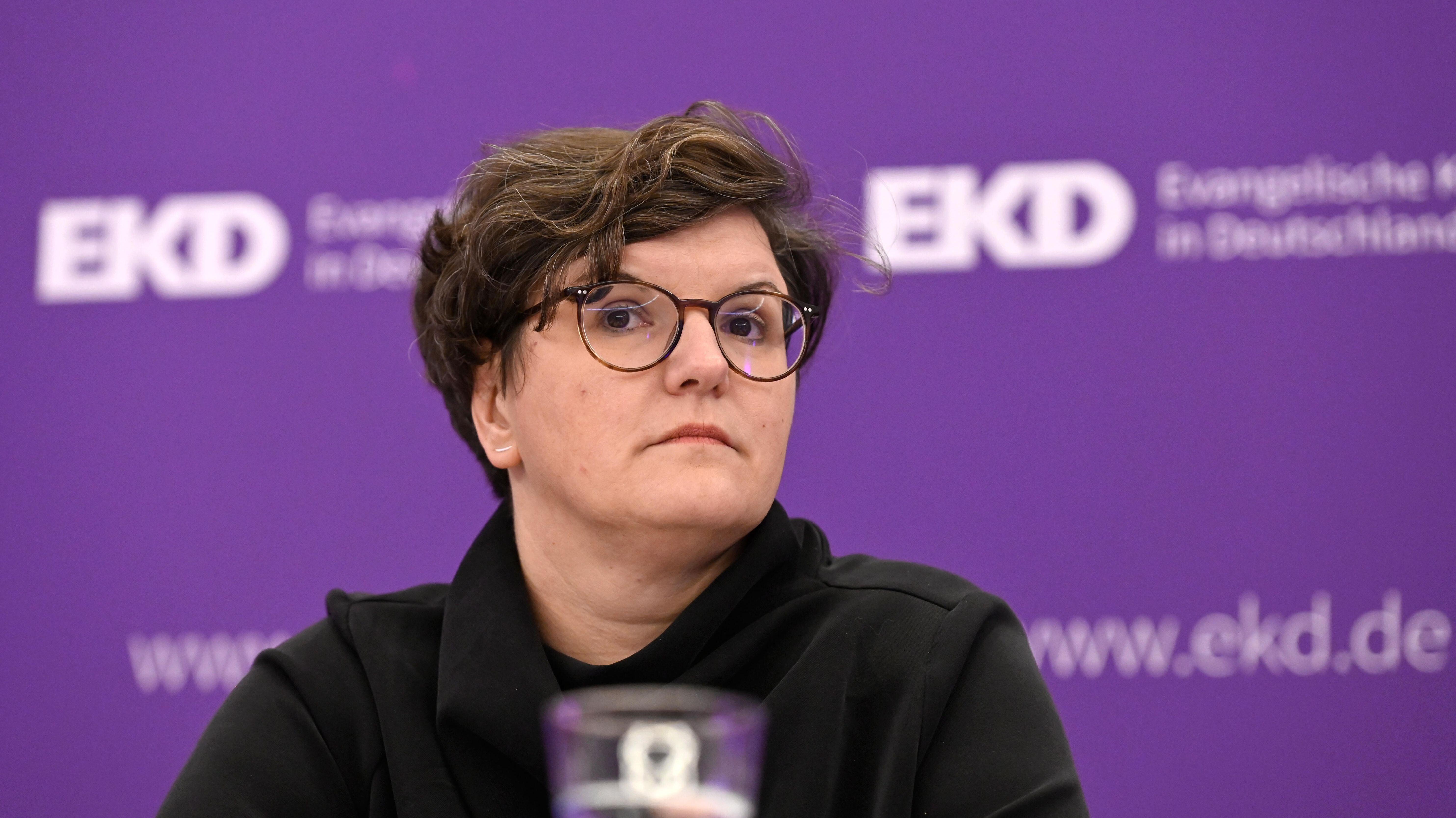 Nancy Janz bei einer Pressekonferenz der EKD.