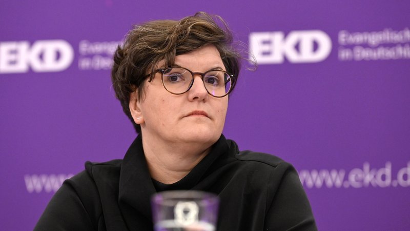 Nancy Janz bei einer Pressekonferenz der EKD. | Bild: picture alliance / epd-bild | Heike Lyding Nancy Janz bei einer Pressekonferenz der EKD.