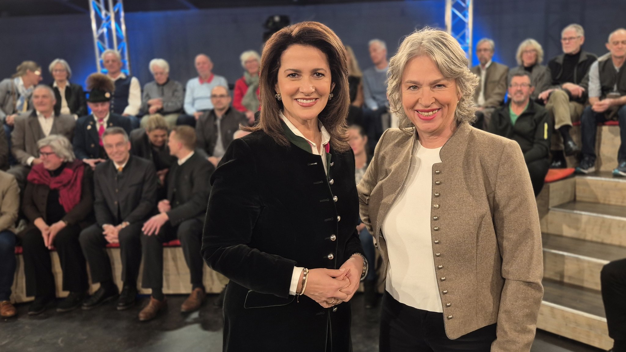 Die bayerische Ministerin für Landwirtschaft, Ernährung, Forsten und Tourismus, Michaela Kaniber (CSU) und die bayerische Grünen-Vorsitzende Gisela Sengl bei "jetzt red i" in Aschau im Chiemgau