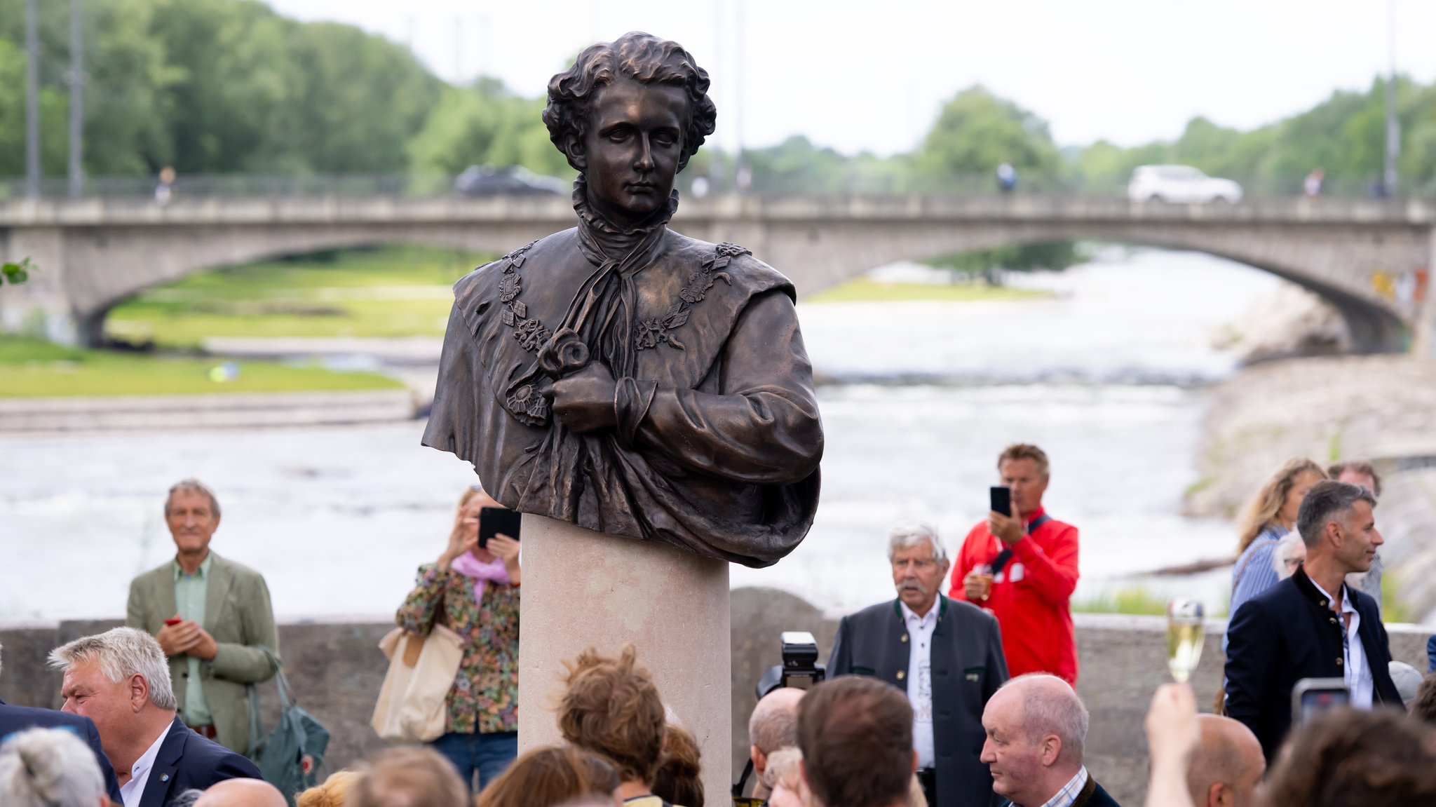 München: Das neue Denkmal für Ludwig II. steht nach der Enthüllung an der Corneliusbrücke. | Bild: picture alliance/dpa | Sven Hoppe München: Das neue Denkmal für Ludwig II. steht nach der Enthüllung an der Corneliusbrücke.