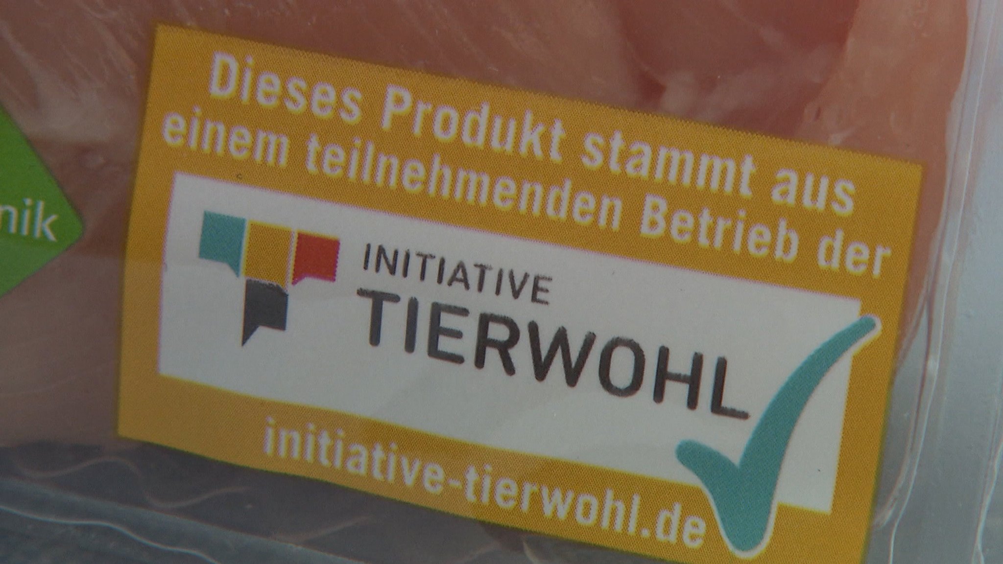 Das Label der "Initiative Tierwohl" auf einem abgepackten Stück Fleisch.