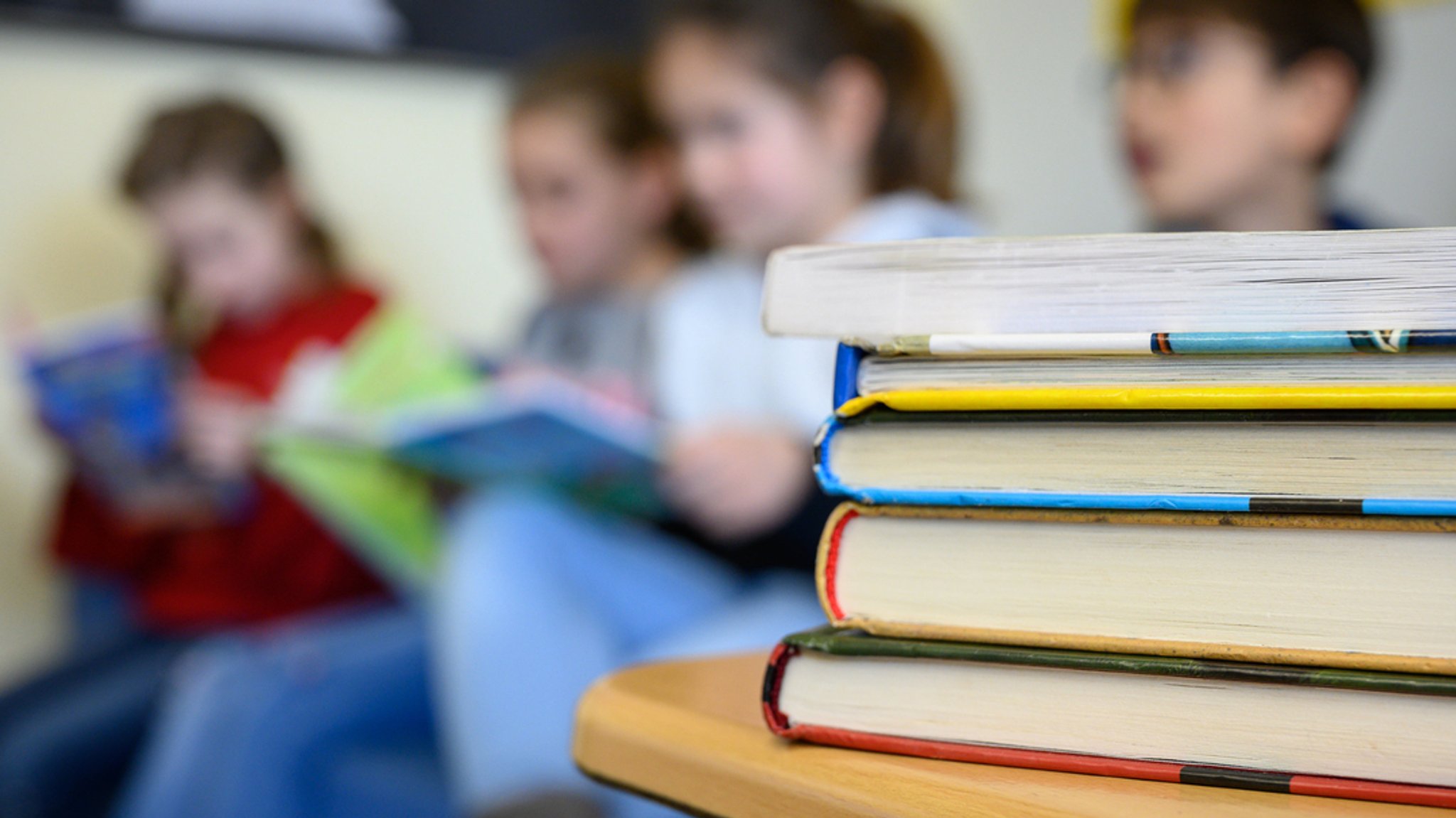 Kinder lesen in einer Grundschule.