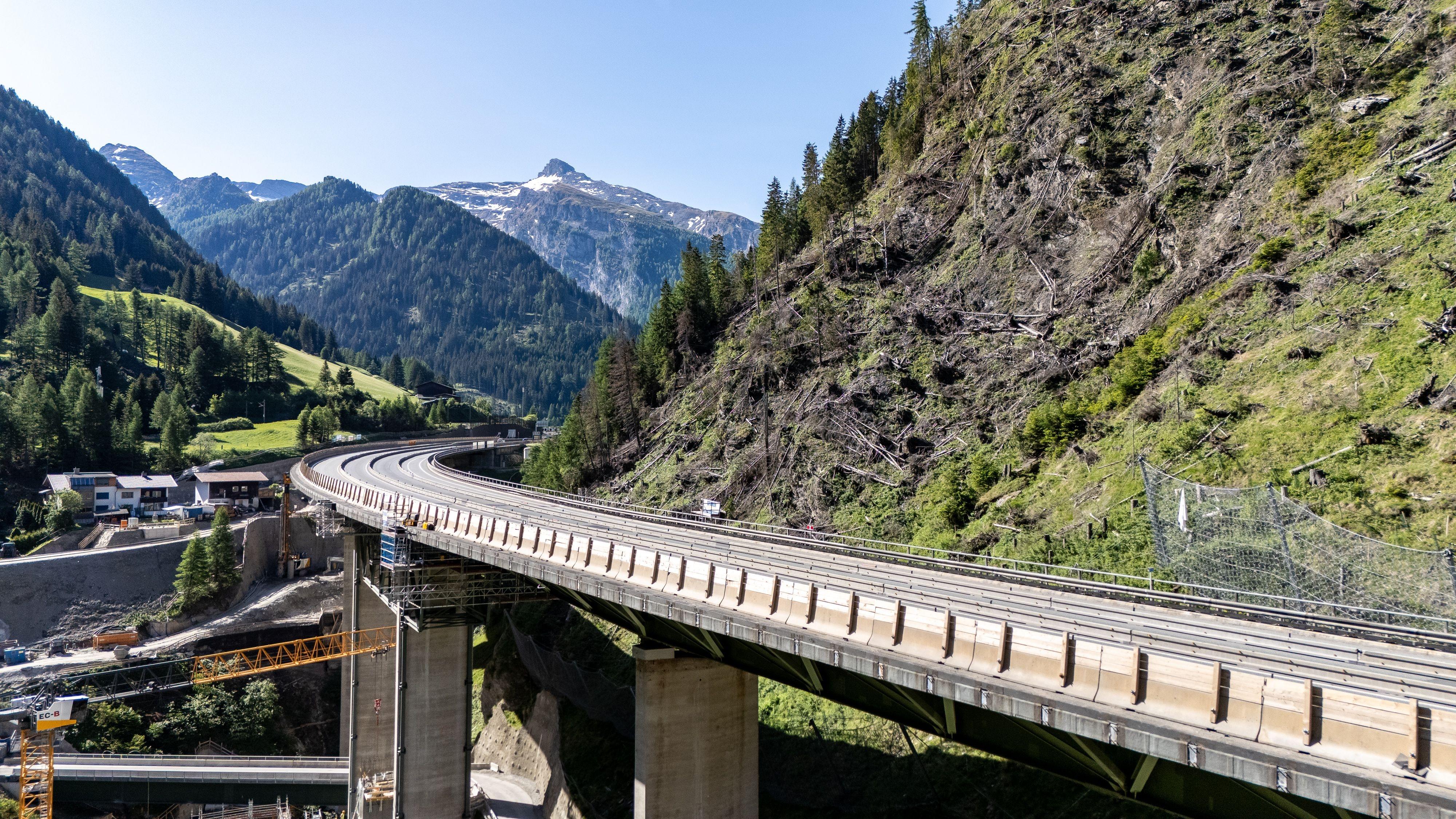Blick auf die Brennerautobahn A13 in Fahrtrichtung Italien während einer Demonstration, durch die die wichtigste Verkehrsverbindung zwischen Deutschland und Italien in beide Richtungen nahezu vollständig blockiert ist (Luftaufnahme).