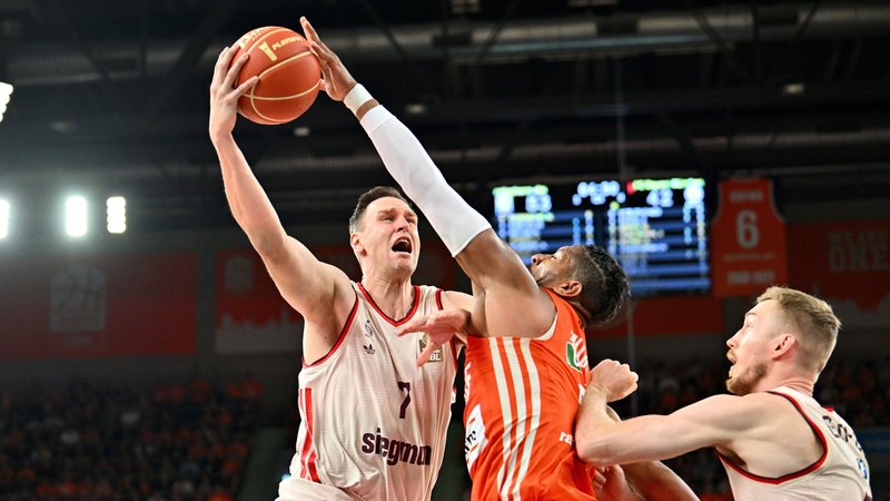 Münchens Johannes Voigtmann (l) im Duell mit Ulms Karim Jallow (M) | Bild: picture alliance/dpa | Jan-Philipp Strobel Münchens Johannes Voigtmann (l) im Duell mit Ulms Karim Jallow (M)