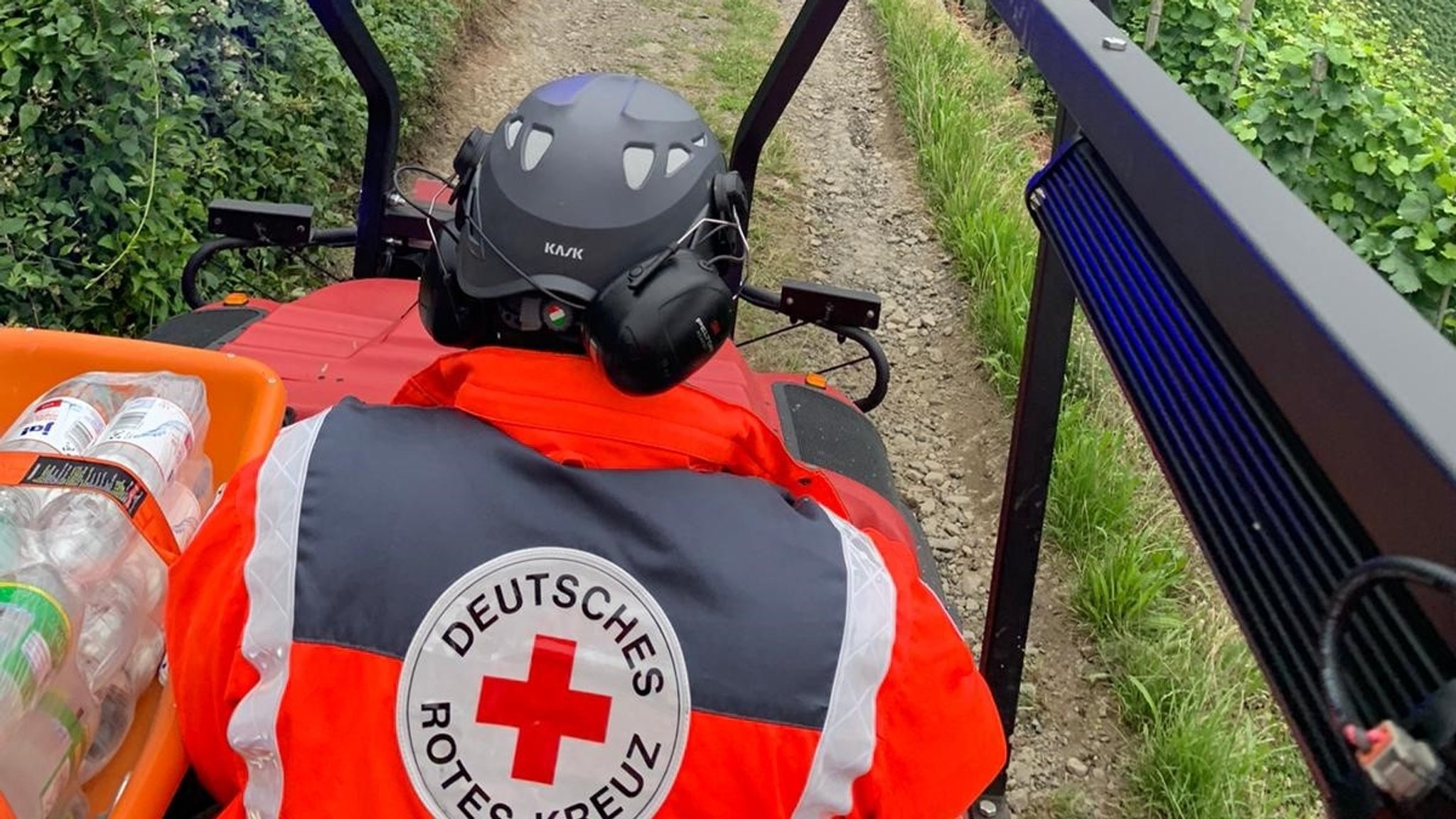 nterfränkische Einsatzkräfte erkunden mit einem bayernweit einmaligen geländegängigen Amphibienfahrzeug Ortschaften im Hochwassergebiet. 