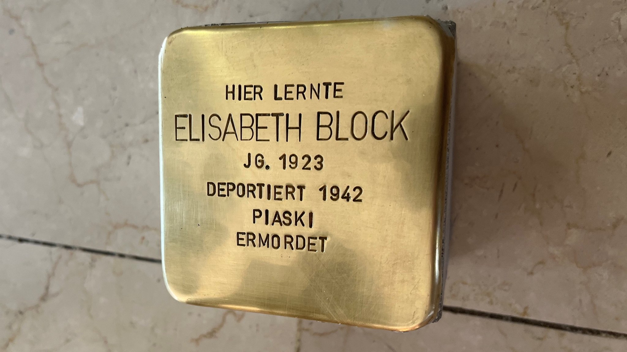 Der Stolperstein für Elisabeth Block kommt nun in eine Vitrine in der Schule