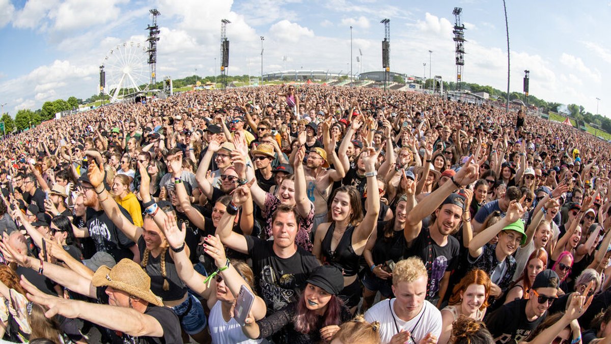 Besucher beim Open-Air-Festival "Rock im Park 2022"nehmen an einem Konzert teil.