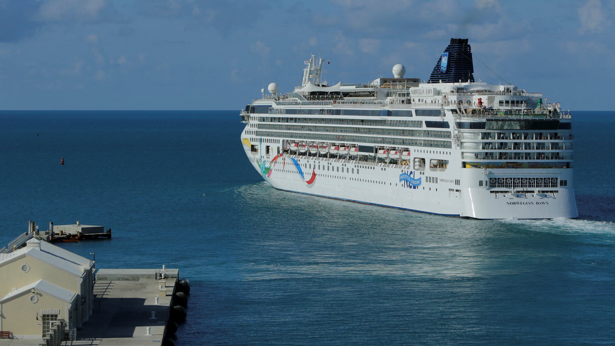 Die "Norwegian Dawn" beim Verlassen eines Hafens (Archiv)