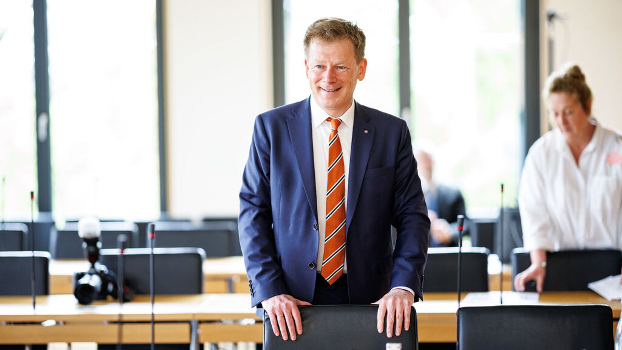 Richard Lutz, Vorstandsvorsitzender der Deutschen Bahn, steht vor Beginn des Untersuchungsausschuss Stammstrecke im Konferenzsaal vom bayerischen Landtag. Nach seinem ehemaligen Infrastrukturvorstand muss jetzt auch Deutsche Bahn-Chef Richard Lutz als Zeuge im Untersuchungsausschuss zur zweiten Münchner S-Bahn-Stammstrecke aussagen. 