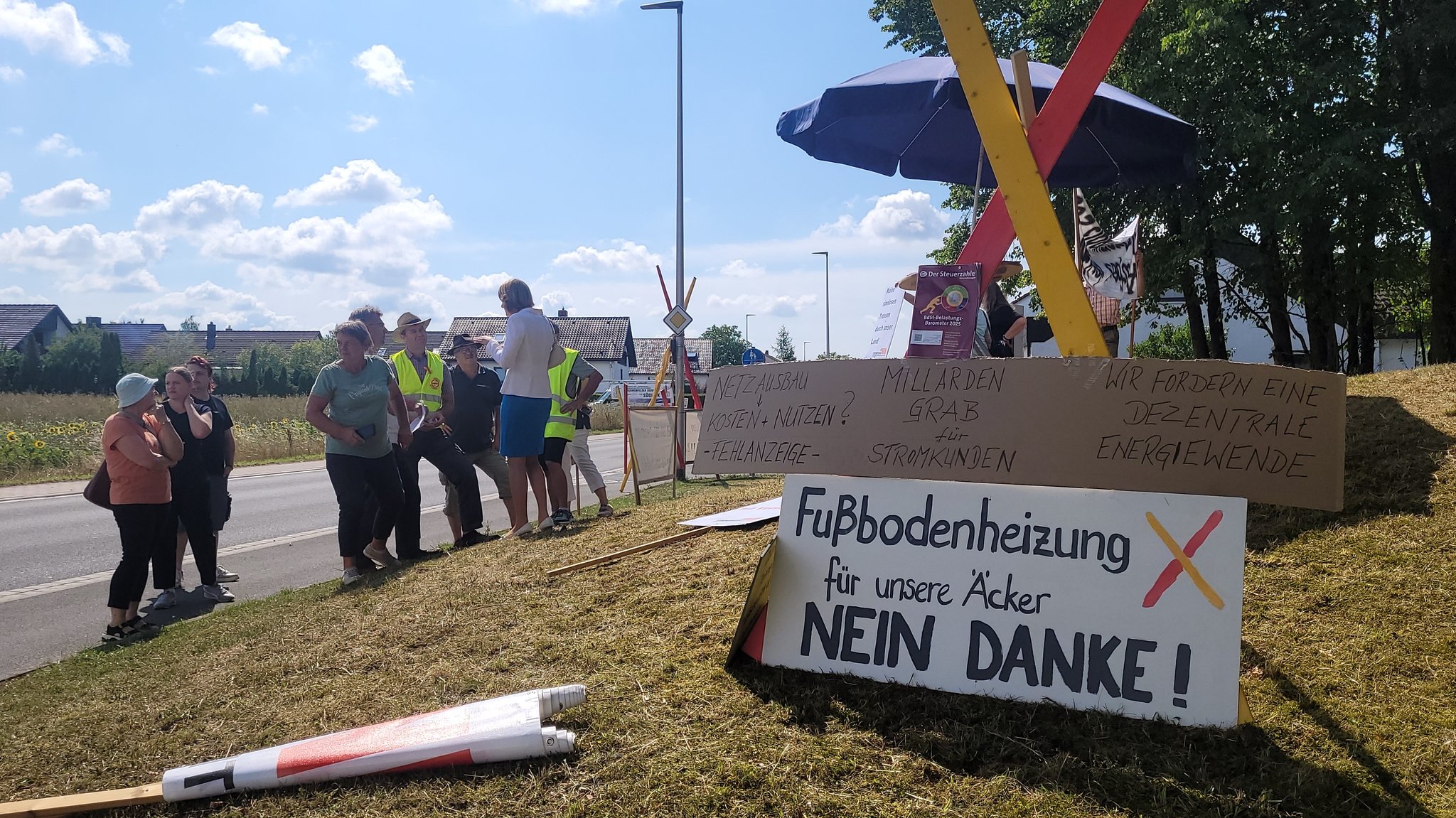In Oerlenbach wurde gegen den Baubeginn von SuedLink im Freistaat demonstriert
