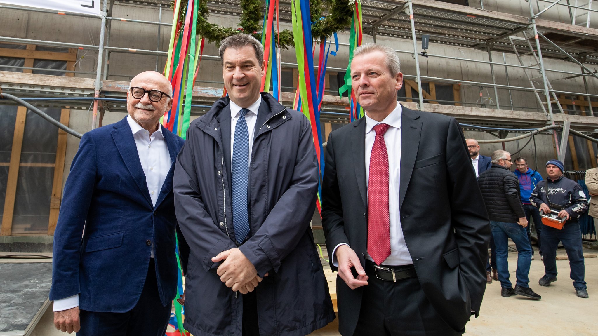 10.05.19: Bauunternehmer Schmelzer (l.), Ministerpräsident Söder (M.) und Nürnbergs OB Maly (r.) beim Richtfest der Zweigstelle des Dt. Museums.