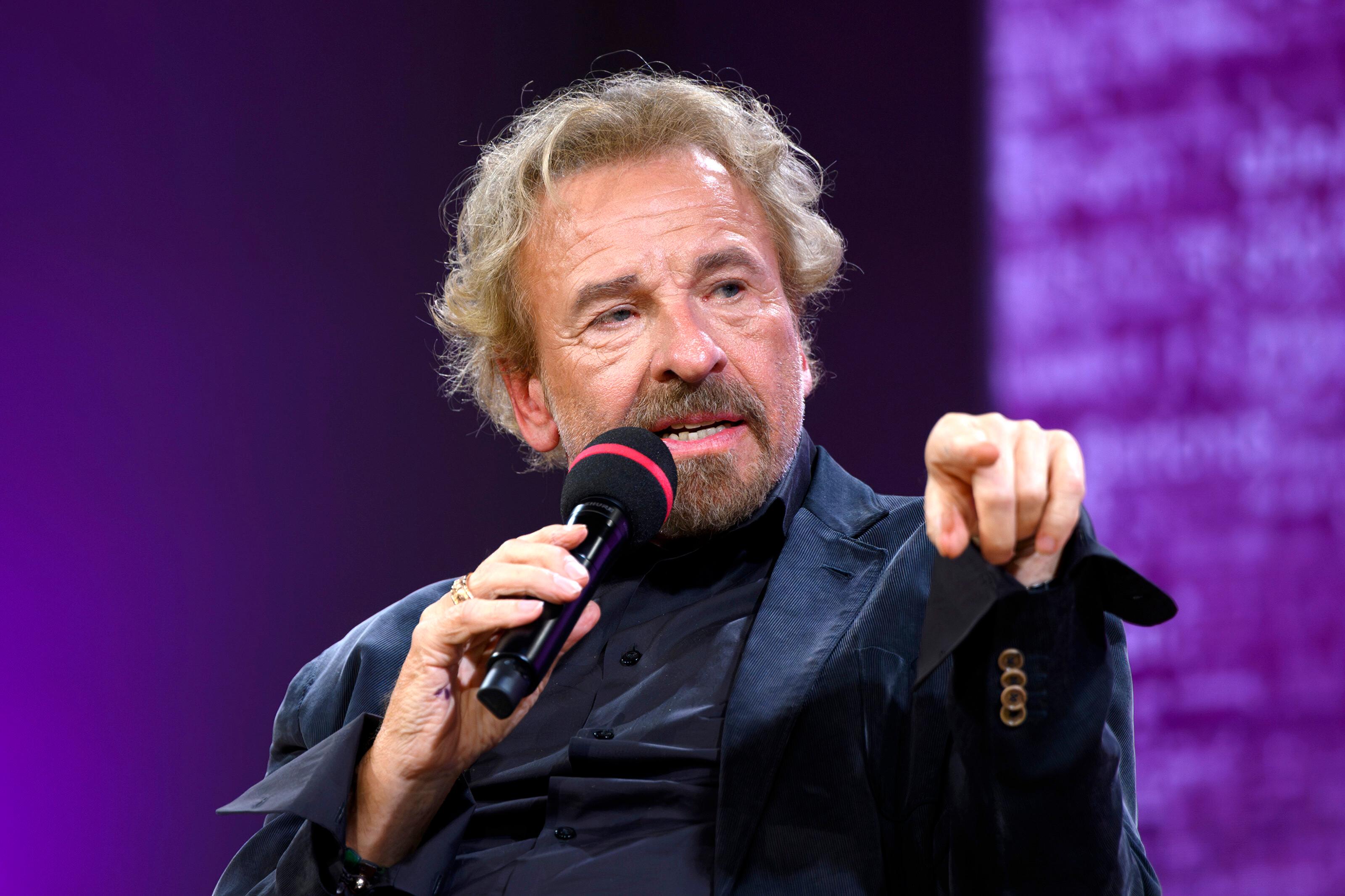 Thomas Gottschalk mit einem Mikrophon in der Hand