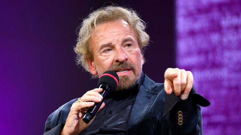 Thomas Gottschalk mit einem Mikrophon in der Hand | Bild: picture alliance / Panama Pictures | Dwi Anoraganingrum Thomas Gottschalk mit einem Mikrophon in der Hand