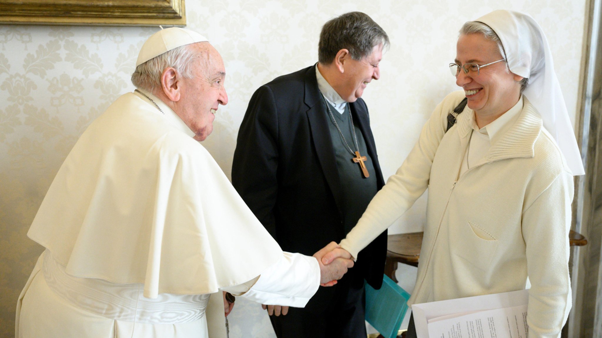 Papst Franziskus begrüßt die italienische Ordensschwester Simona Brambilla. Sie leitet künftig die vatikanische Ordnungsbehörde.