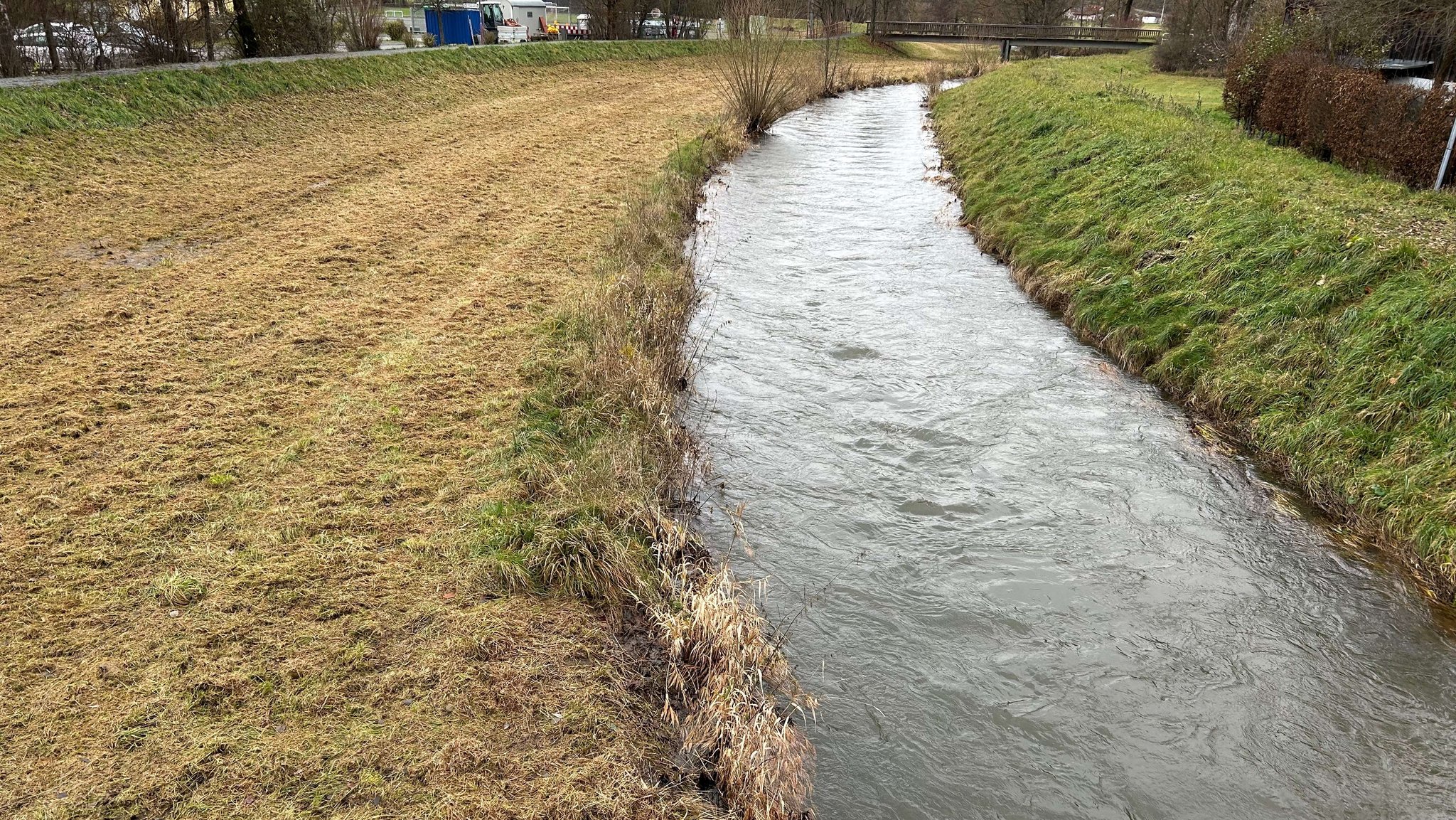 Die "Untere Steinach" fließt in ihrem begradigten Flussbett.