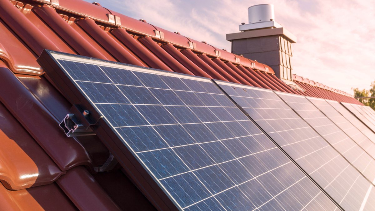 Sonnenkollektoren / Photovoltaikanlage auf einem Hausdach.