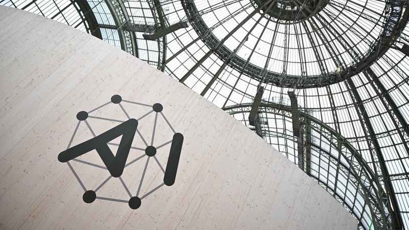 Der KI-Gipfel im Grand Palais in Paris | Bild: picture alliance / abaca | Blondet Eliot/ABACA Der KI-Gipfel im Grand Palais in Paris