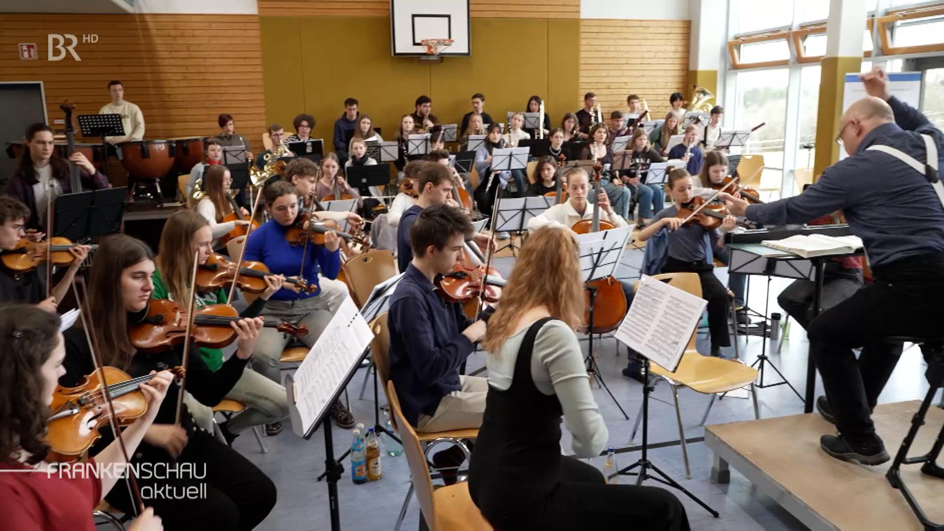 Eine Probe des Jugendsymphonieorchester Oberfrankens im Schullandheim Pottenstein.