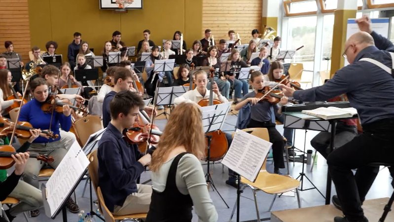 Eine Probe des Jugendsymphonieorchester Oberfrankens im Schullandheim Pottenstein.