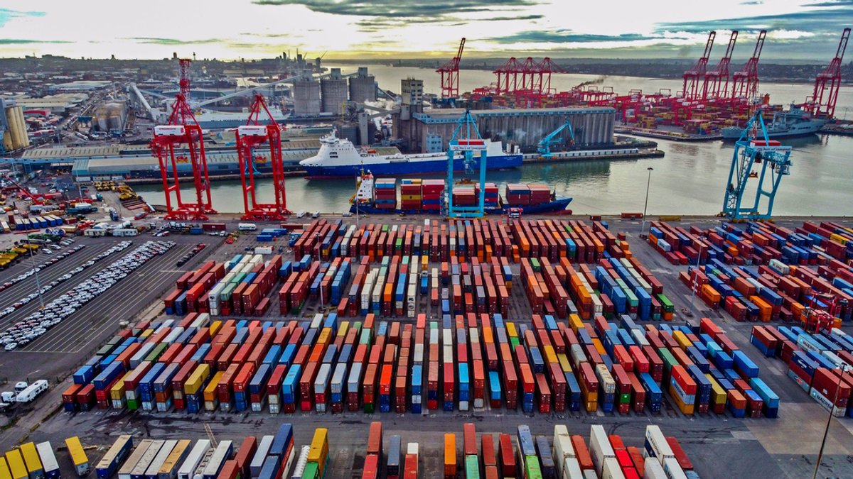 Blick auf Container im Hafen von Liverpool. 