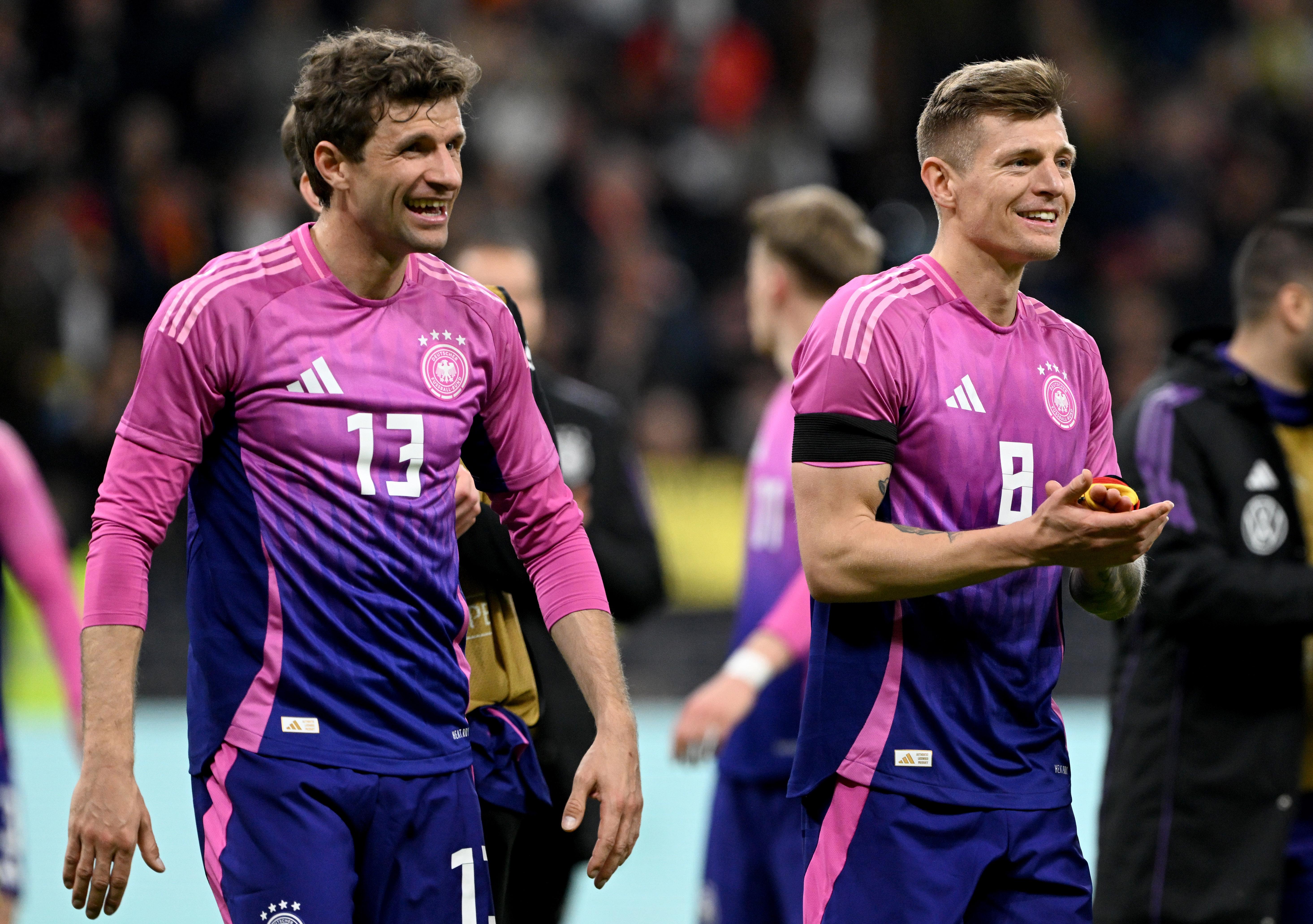 Thomas Müller und Toni Kroos im pinken DFB-Dress