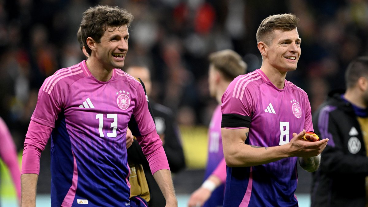 Thomas Müller und Toni Kroos im pinken DFB-Dress