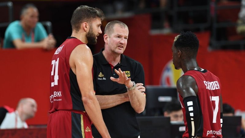 Basketball-WM China, 2019: Vorrunde, Gruppe G, 1. Spieltag, Frankreich - Deutschland. Deutschlands Trainer Henrik Rödl (M) spricht mit Maximilian Kleber (l) und Dennis Schröder. 