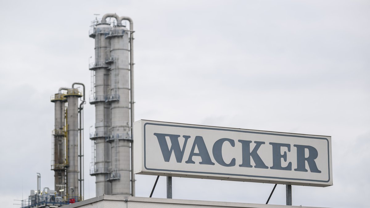 Ein Firmenschild ist auf dem Dach am Eingang der Wacker Chemie AG am Standort Nünchritz zu sehen.