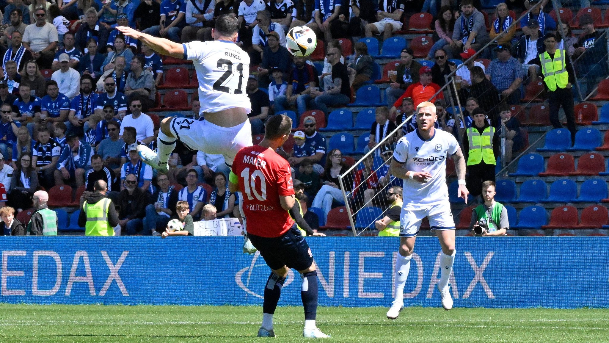 Spielszene SpVgg Unterhaching - Arminia Bielefeld | Bild: picture-alliance/dpa Spielszene SpVgg Unterhaching - Arminia Bielefeld