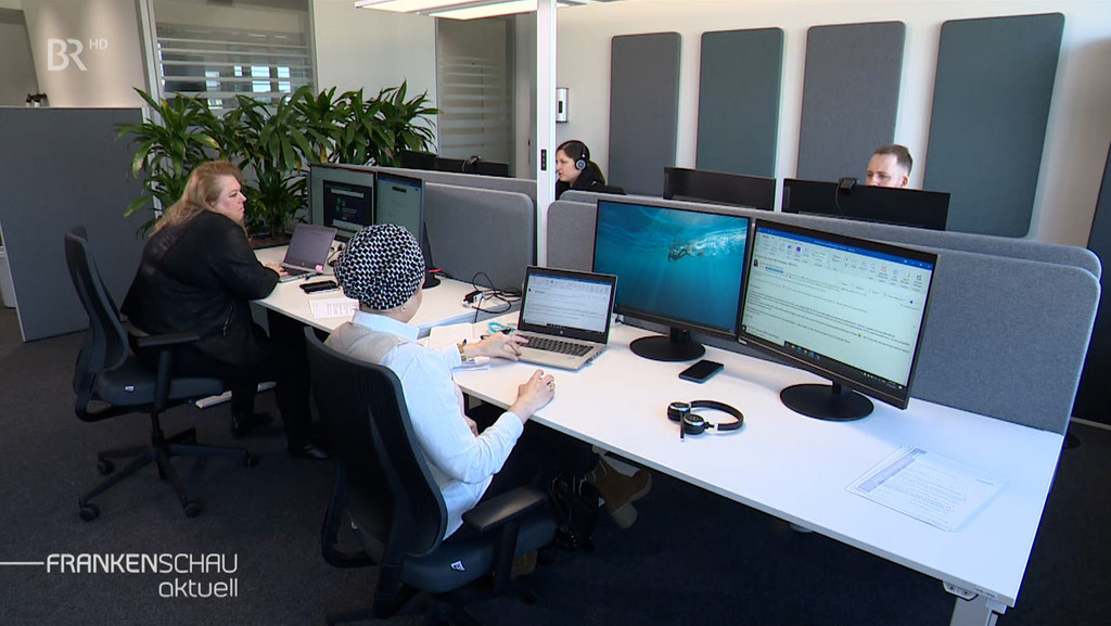 Praktikanten im Büro.